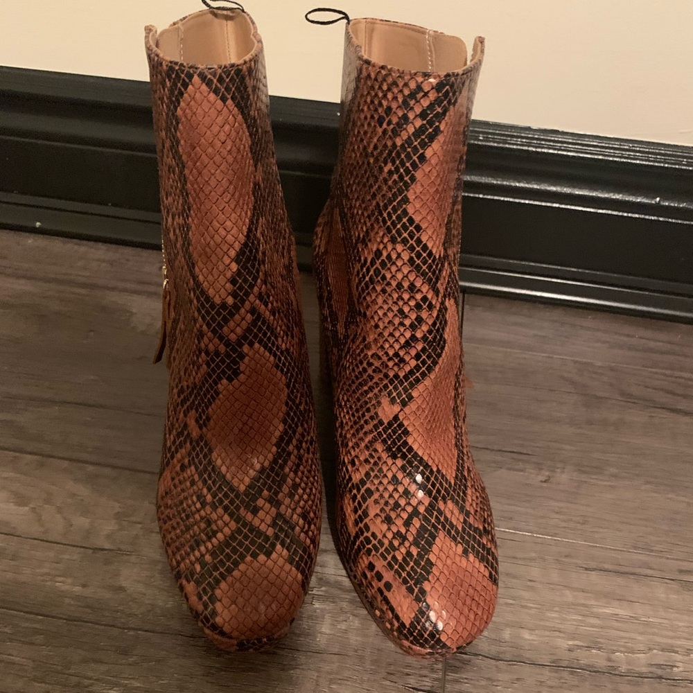 NWOT H&M Snakeskin print ankle boots size 8